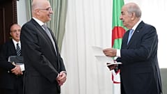 Ο Πρόεδρος της Αλγερίας Abdelmadjid Tebboune συνομιλεί με τον Έλληνα υπουργό Εξωτερικών Νίκο Δένδια
