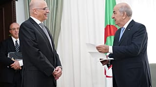 Ο Πρόεδρος της Αλγερίας Abdelmadjid Tebboune συνομιλεί με τον Έλληνα υπουργό Εξωτερικών Νίκο Δένδια