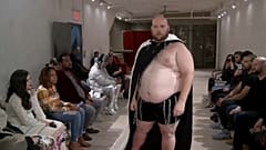 Gegen Mobbing: Catwalk für kurvige Männer