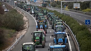 Traktoren verstopfen die Autobahn