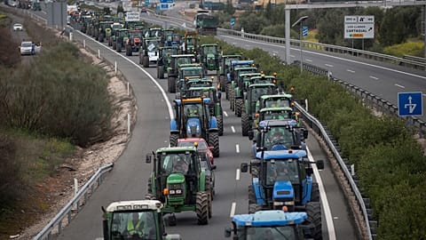 Traktoren verstopfen die Autobahn