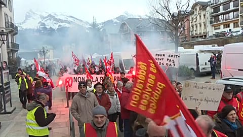 Rote Fahnen, weißer Schnee