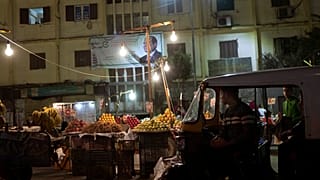 عربة توك توك في سوق للفاكهة في القاهرة 19 نوفمبر 2019