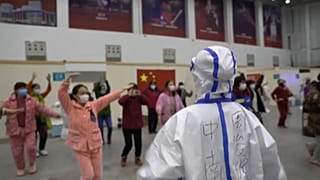 Habitantes de Wuhan en cuarentena bailan para pasar el tiempo en un hospital