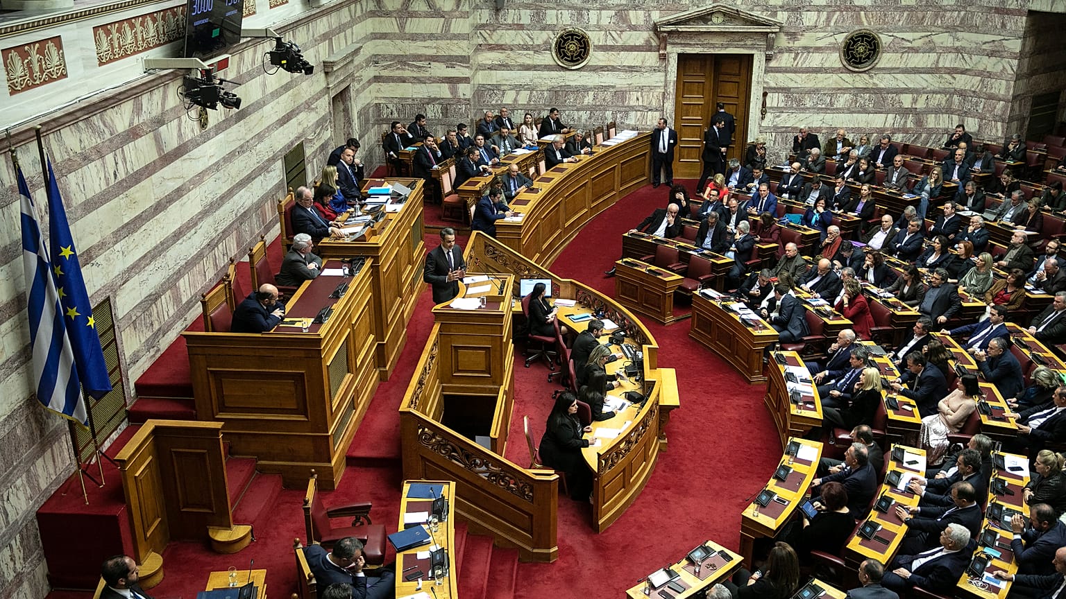 «Μετωπική» των πολιτικών αρχηγών στη Βουλή με αιχμή τα εργασιακά