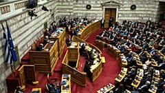 «Μετωπική» των πολιτικών αρχηγών στη Βουλή με αιχμή τα εργασιακά