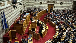 «Μετωπική» των πολιτικών αρχηγών στη Βουλή με αιχμή τα εργασιακά