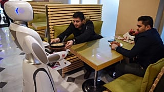 Afganistan'ın ilk robot garsonu Timea hizmet vermeye başladı: Hem merak hem endişe konusu oldu