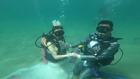 "...dann antworten Sie mit 'grglblbb'": Hochzeit unter Wasser