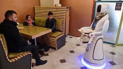Afghanistan: In einem Restaurant in Kabul bedient jetzt ein Roboter die Kunden