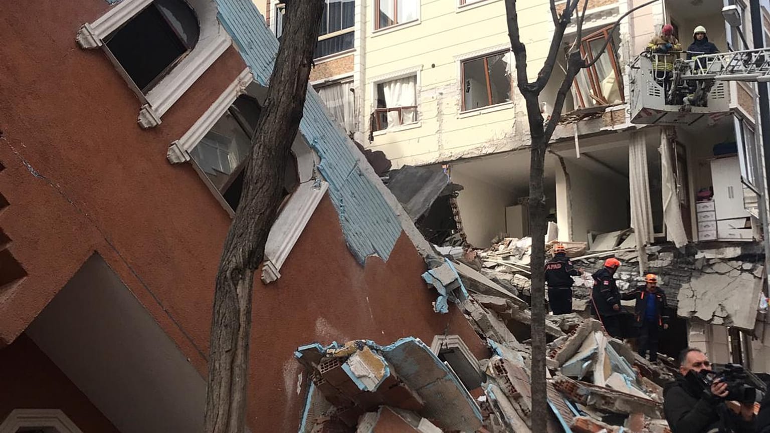 Bahçelievler'de daha önce boşaltıldığı belirtilen bir bina çöktü