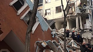 Bahçelievler'de daha önce boşaltıldığı belirtilen bir bina çöktü