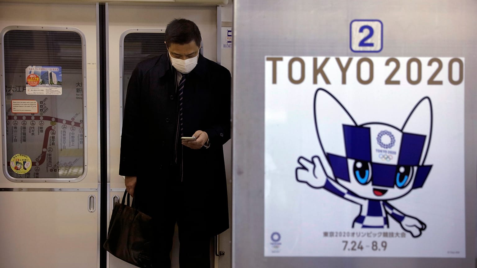  Tokyo 2020 Olimpiyatlarına dair metroda Japon metrosunda bir poster