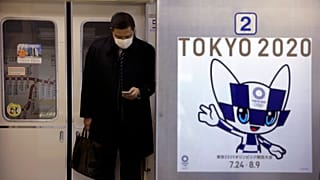 Tokyo 2020 Olimpiyatlarına dair metroda Japon metrosunda bir poster