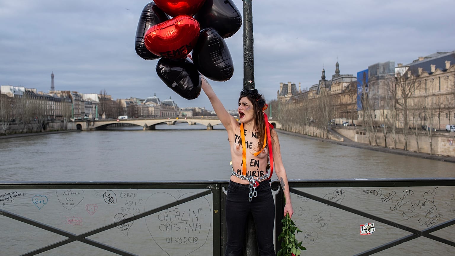 Παρίσι: Γυμνόστηθη διαμαρτυρία των Femen 