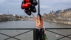 Liebe kein Grund für Gewalt: "Femen" ketten sich an Pariser Brücke