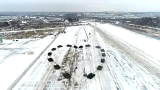 Russian soldier proposes as armoured vehicles make heart shape