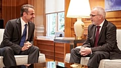 Ο πρωθυπουργός Κυριάκος Μητσοτάκης με τον πρόεδρο της Ευρωπαϊκής Τράπεζας Επενδύσεων Werner Hoyer