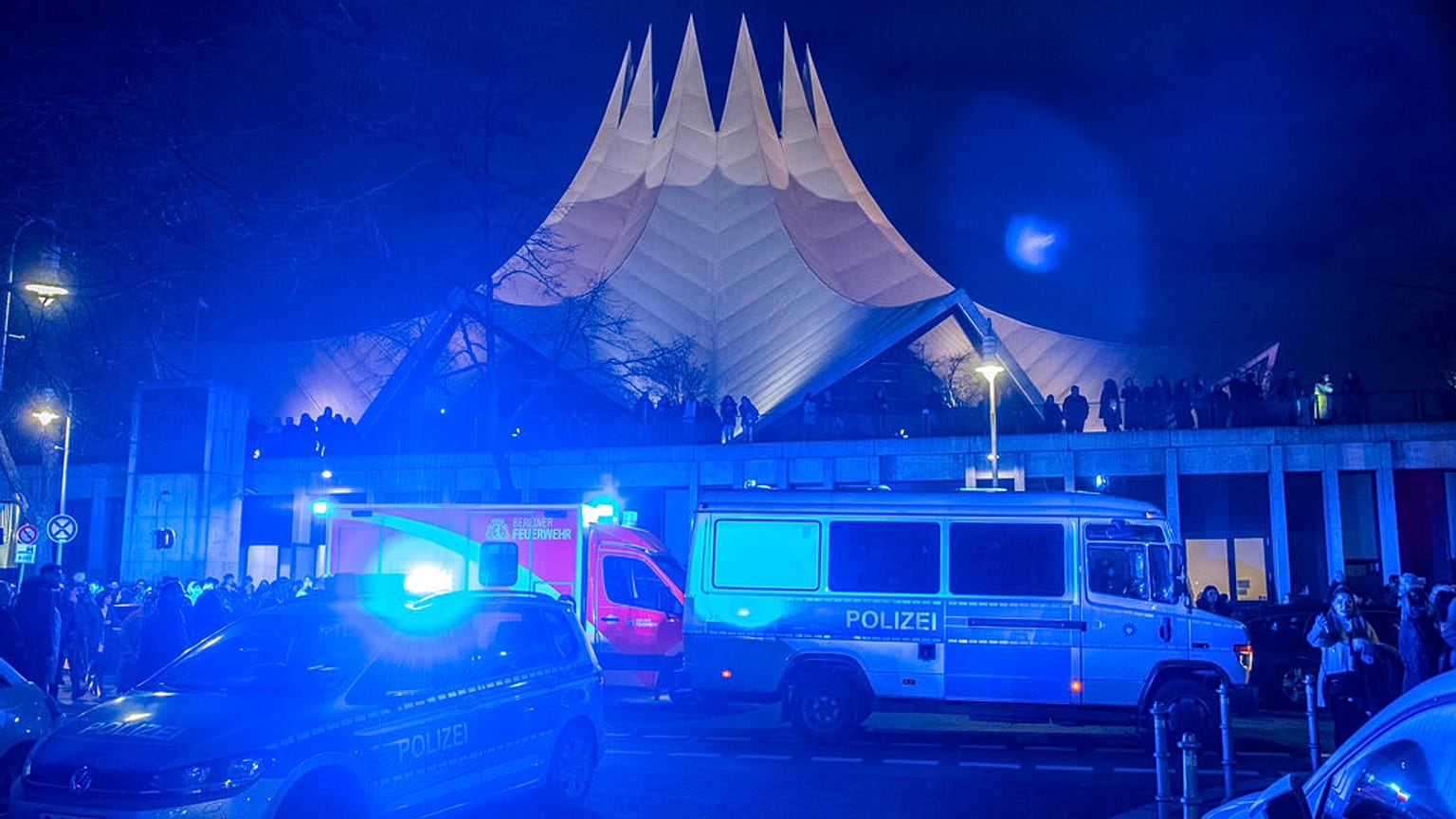 Schüsse vor dem Tempodrom in Berlin: 1 Toter, 4 Verletzte