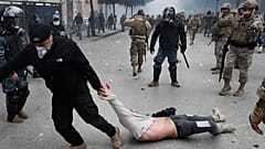 أحد عناصر الأمن البناني يجر متظاهرا في إحدى مظاهرات الحراك المناهض للحكومة وسط البلد في بيروت. 11/02/2020