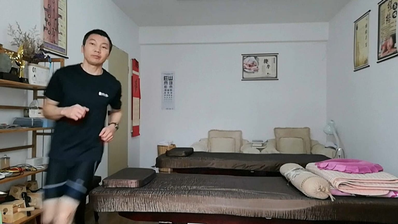 Pan Shancu corriendo en su casa