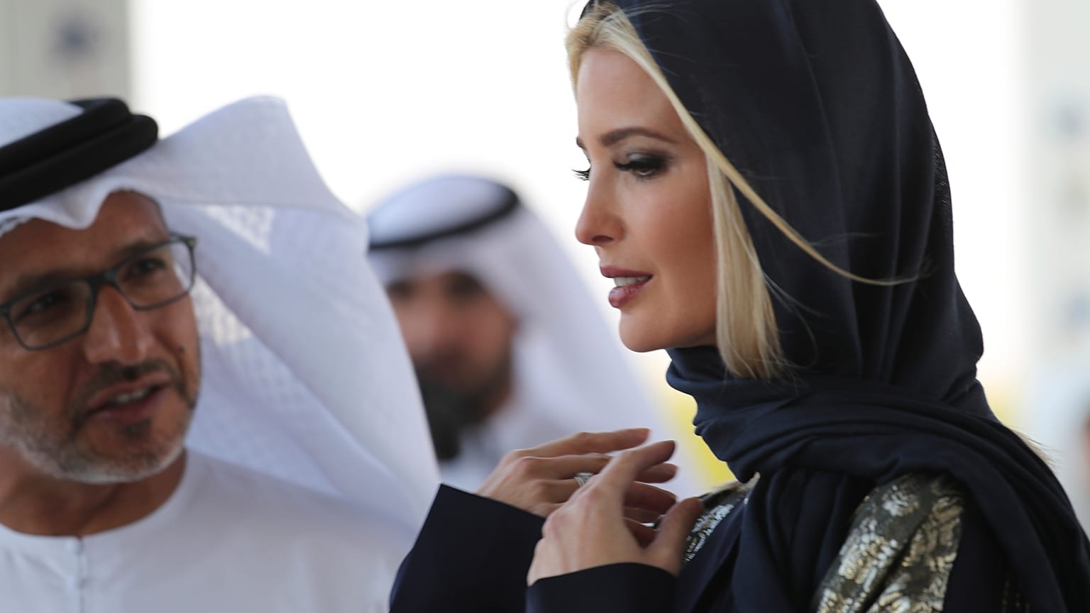 إيفانكا ترامب خلال زيارتها مسجد الشيخ زايد في العاصمة الإماراتية أبو ظبي. شباط/2020