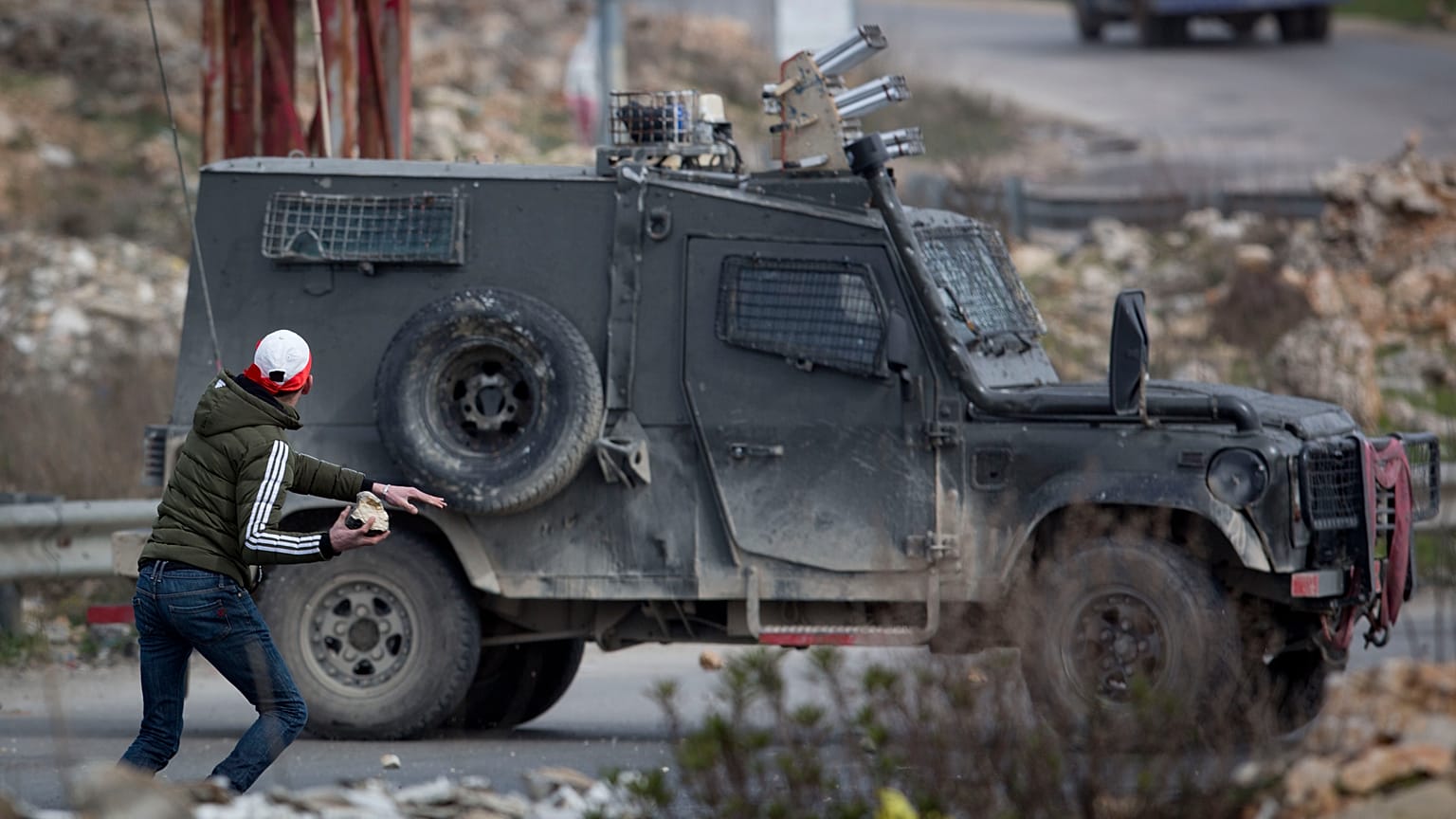 شاهد: اشتباكات بين محتجين فلسطينيين والقوات الإسرائيلية في الضفة الغربية