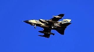 صورة أرشيف لطائرة حربية من نوع تورنيدو تابعة لسلاح الجو السعودي تحلق فوق بحر الخليج خلال تدريب على بعد 450 كم شرق العاصمة الرياض. 29/11/2007