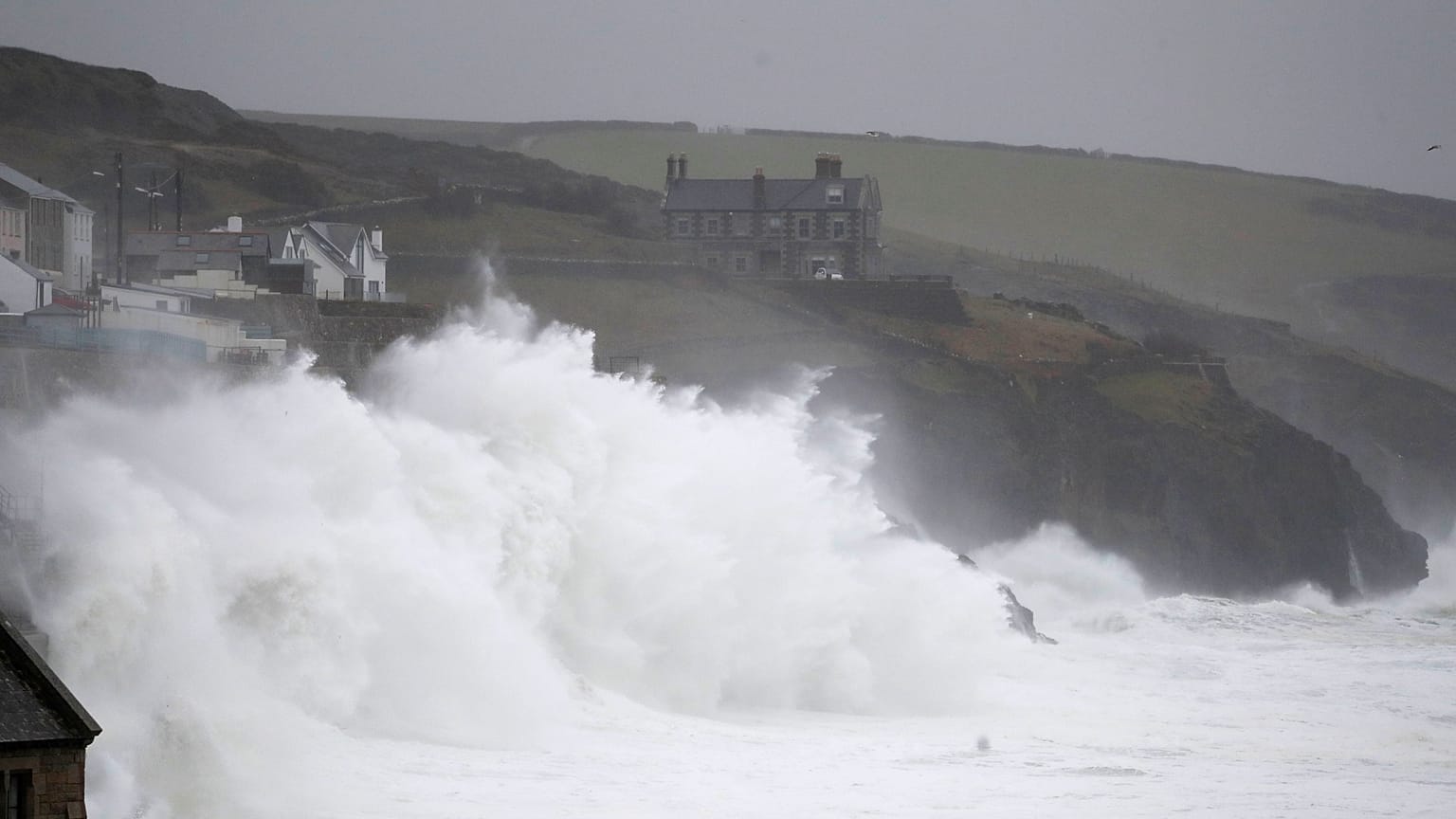 Tempestade fustiga Reino Unido e França