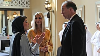 إيفانكا ترامب وديفيد مالباس رئيس البنك الدولي، ولمياء عبد العزيز خان، المديرة التنفيذية للمنتدى العالمي للمرأة، خلال المنتدى العالمي للمرأة في دبي، الإمارات العربية المتحدة.