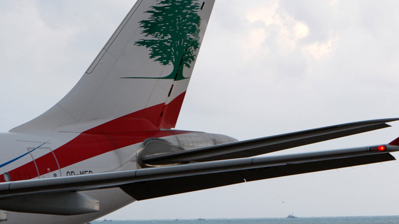 "الشرق الأوسط" اللبنانية.. تلغي قرار التعامل بالدولار بعد تدخل رئيس الوزراء