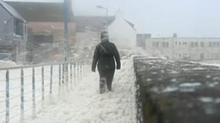 „Und plötzlich war das Wasser im Haus“ - Sturm "Dennis" fegt über Nordeuropa