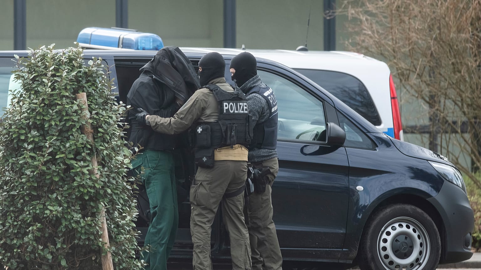 Einer der Verdächtigen vor dem Bundesgerichtshof in Karlsruhe, Samstag