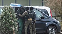 Einer der Verdächtigen vor dem Bundesgerichtshof in Karlsruhe, Samstag