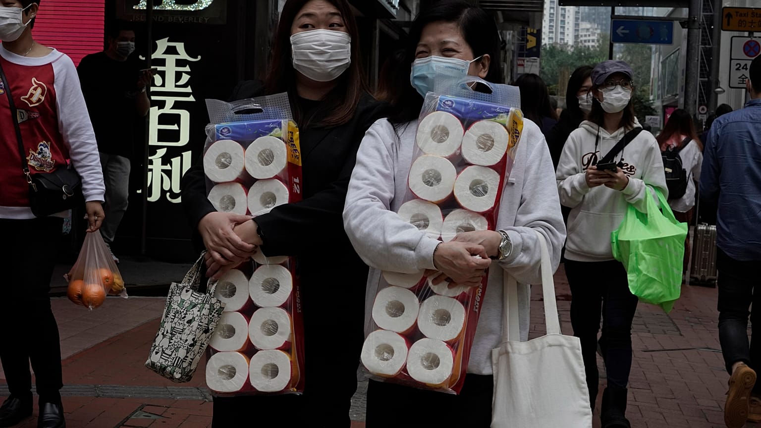 Hong Kong'da tuvalet kağıdı çetesine baskın