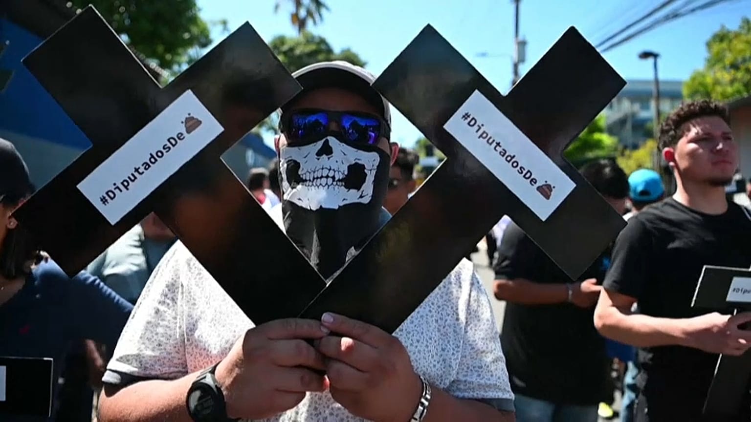 Salvadoreños contra el Congreso y en apoyo del presidente Nayib Bukele
