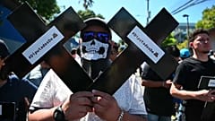 Salvadoreños contra el Congreso y en apoyo del presidente Nayib Bukele