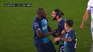  مهاجم پورتو در  اعتراض به شعار نژادپرستانه زمین مسابقه را ترک کرد
