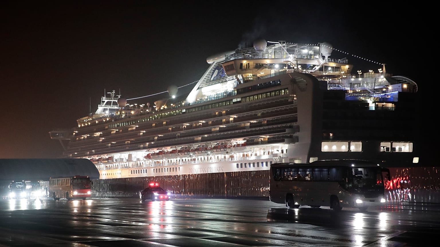 Лайнер Diamond Princess находится на двухнедельном карантине в порту Иокогамы