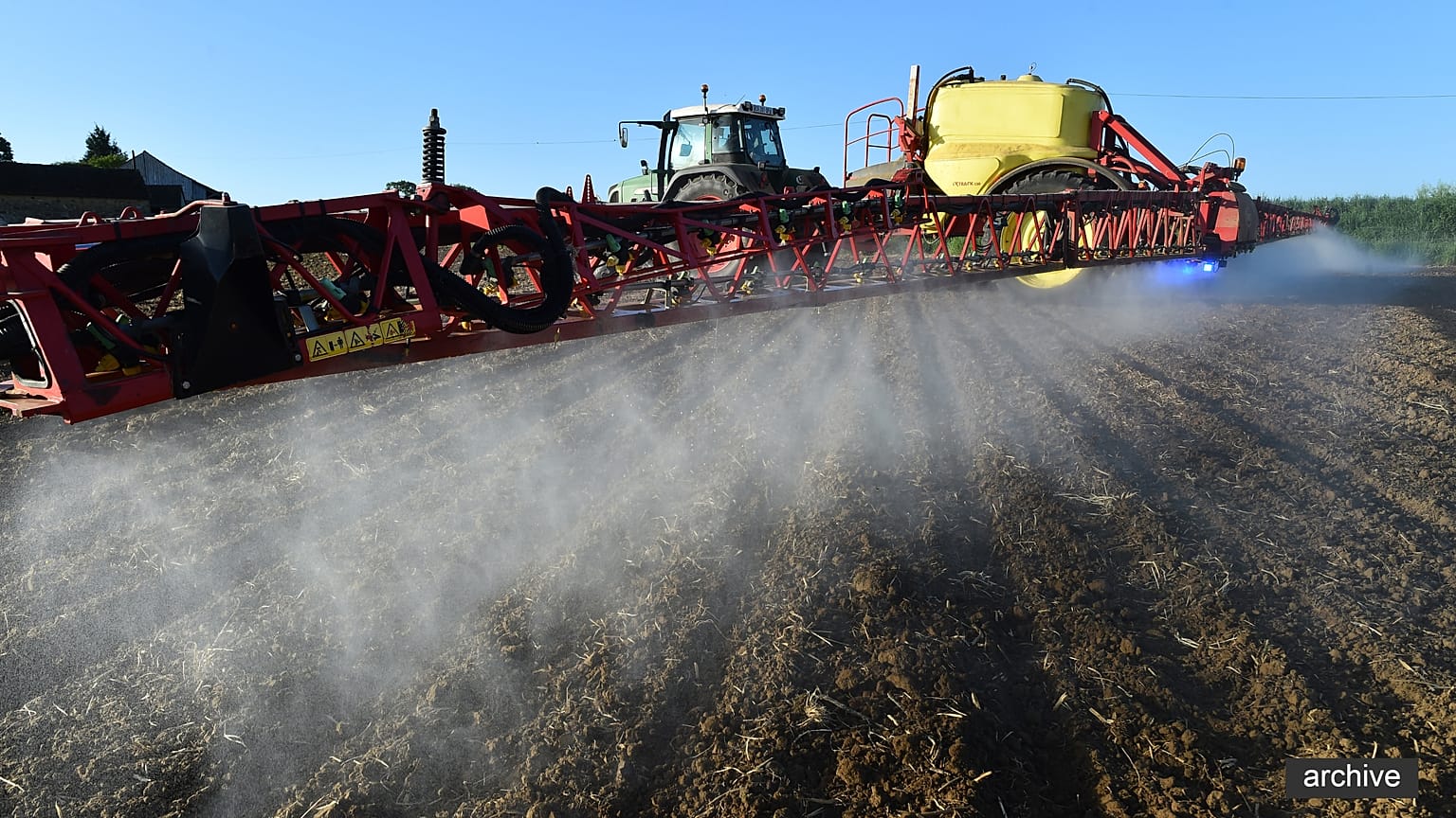 Un agriculteur épand des pesticides, le 11 mai 2018