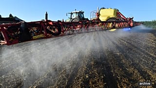 Un agriculteur épand des pesticides, le 11 mai 2018