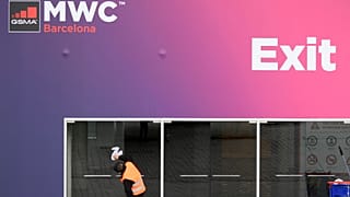Un trabajador limpia las puertas de cristal en la sede del Congreso Mundial Móvil del CMM el 12 de febrero de 2020 en el centro Montjuic de Fira Barcelona en Barcelona.