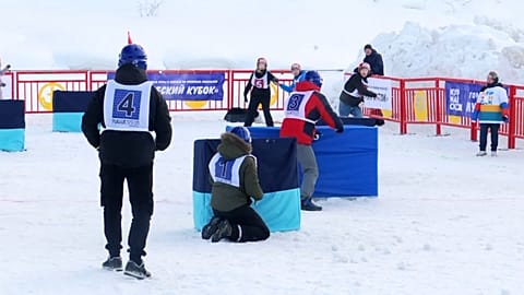 Nur mit Kopfschutz: Schneeball auf japanische Art
