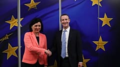 La Commissaire européenne Vera Jourova et le patron de Facebook Mark Zuckerberg