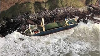Schiff ist vor Küste auf Grund gelaufen
