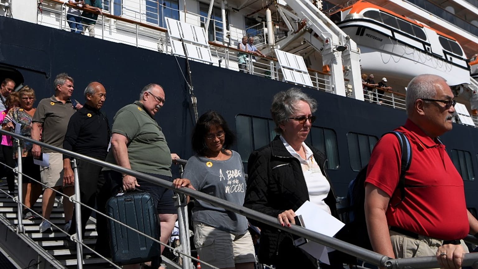 Des passagers descendent du navire de croisière Westerdam à Sihanoukville le 15 février 2020
