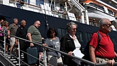 Des passagers descendent du navire de croisière Westerdam à Sihanoukville le 15 février 2020