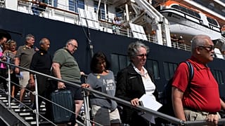 Des passagers descendent du navire de croisière Westerdam à Sihanoukville le 15 février 2020