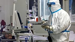 COVID-19: Αυξάνονται οι νεκροί και τα κρούσματα - Μπορεί να υπάρξει μεγάλη έλλειψη αντιβιοτικών