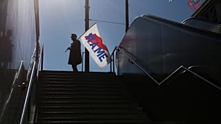 Άντρας κρατά σημαία του ΠΑΜΕ, στη συγκέντρωση διαμαρτυρίαςκατά του σχεδίου νόμου για το ασφαλιστικό, Αθήνα